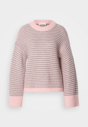 Proužkovaný svetr v světle růžové a šedé barvě, s měkkou pletenou texturou, žebrovanými manžetami a kulatým výstřihem.