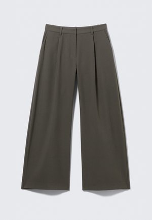 Pantalon à jambes larges couleur olive foncé avec passants de ceinture, plis sur le devant, poches latérales et fermeture zippée.