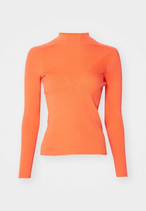 Suéter de cuello alto acanalado en un vibrante color naranja, con mangas largas y una silueta ajustada que presenta un elemento de diseño en forma de V en la parte frontal.