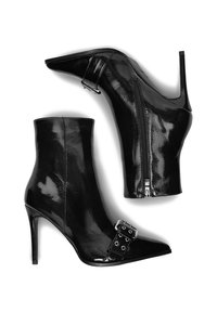 Czarne lakierowane botki za kostkę z ostrym noskiem, szpilką, bocznym zamkiem błyskawicznym oraz detalem w postaci klamry na pasku wokół kostki.