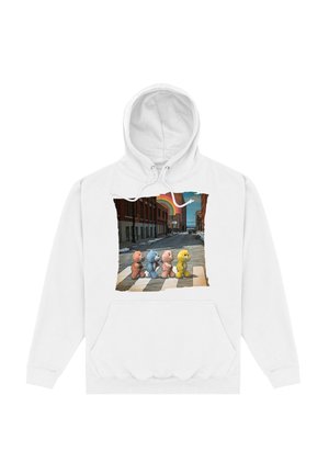 Weißer Hoodie mit einem Frontgrafik, die vier bunte Bären auf einem Zebrastreifen zeigt, vor einer Stadtansicht mit einem Regenbogen.