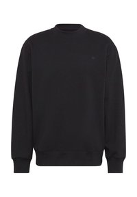 Juodas džemperis pagamintas iš storo audinio, su apvaliu iškirpimu, raukšlėmis ant rankovių ir apačios. Ant krūtinės yra mažas logotipas. Paprastas ir vienalytis dizainas.