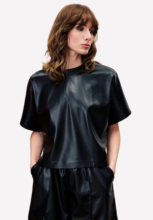 Schwarzes, kurzes Oberteil aus Kunstleder mit entspanntem Schnitt und rundem Ausschnitt, das über eine glatte Textur und ein minimalistisches Design verfügt.