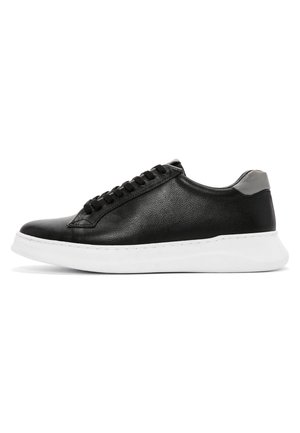 Trainers - black
