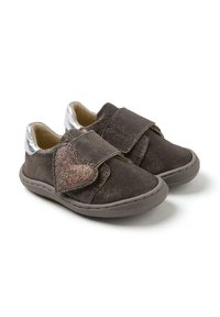 Zapatos marrones brillantes con un respaldo plateado, correa de Velcro y un detalle de corazón brillante en el costado. Punta redondeada y suela de goma resistente.