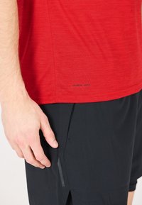 Endurance S/S PERFORMANCE TEE - Tekninen t-paita - 4332 urban red