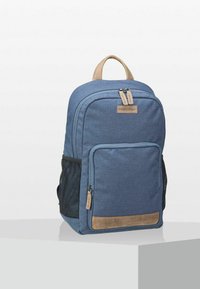 Blauwe stoffen rugzak met een gevoerde bovenhandgreep, een voorvak en gaas zijvakken. Voorzien van bruine leren accenten en dubbele ritssluitingen.