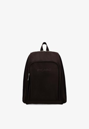 Zwarte rugzak met een gestructureerde nylon buitenkant, voorzien van een voorvak met ritssluiting en een handvat aan de bovenkant. Het merk "PICARD" is op de voorkant aangebracht.