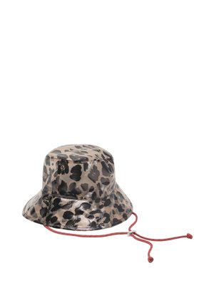 Sombrero tipo cubo con estampado de leopardo, acabado brillante y correa ajustable roja para la barbilla con pestillo sobre fondo blanco.