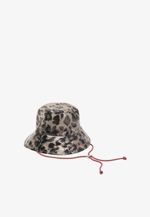 Emmerhoed met luipaardprint, glanzende afwerking en verstelbare rode kinband met schuifslot, afgebeeld tegen een witte achtergrond.