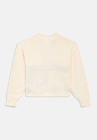 Suéter de punto color crema con cuello redondo acanalado, mangas largas y un patrón texturizado con una sección media acanalada.