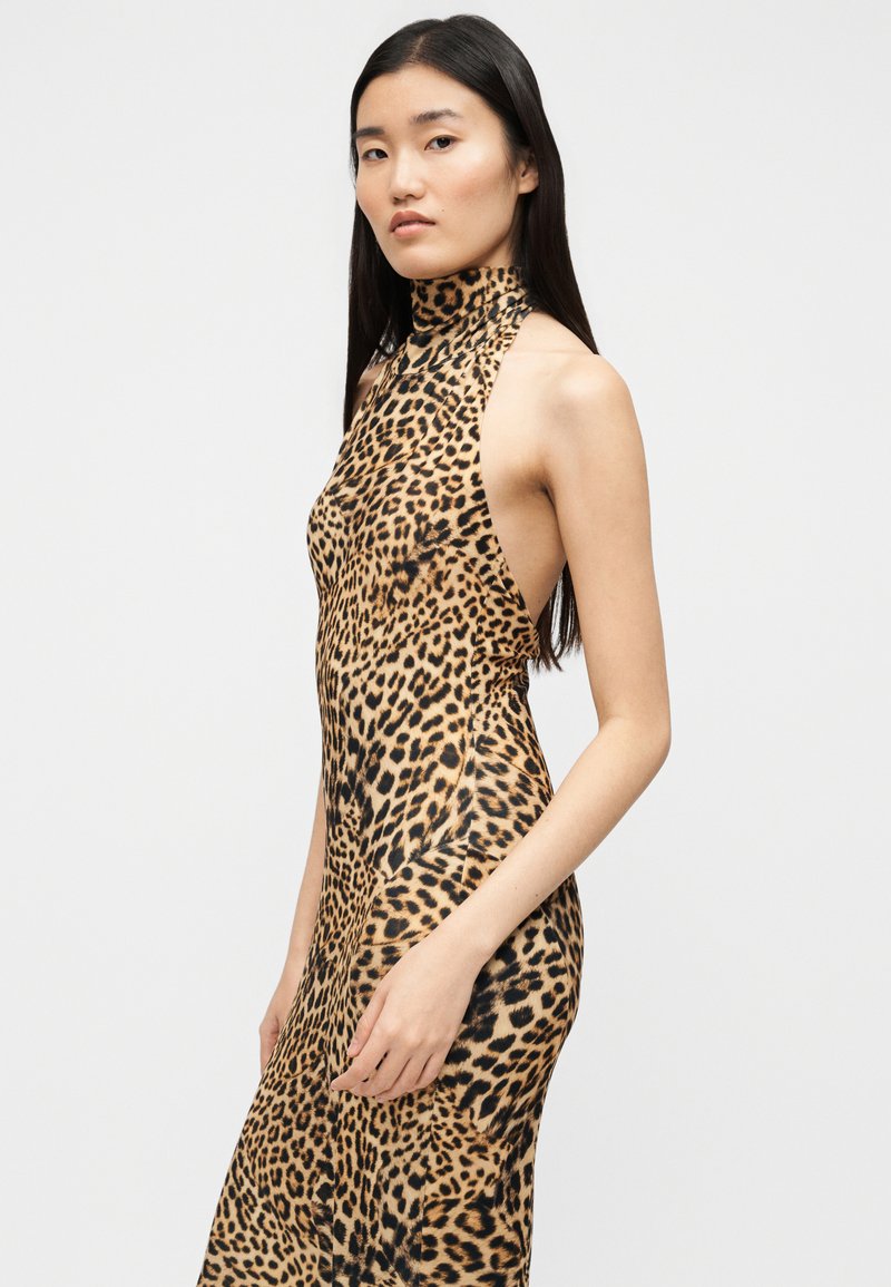 Robe à col licou imprimé léopard, design sans manches, coupe ajustée, texture de tissu lisse et col montant. Met en valeur la silhouette.