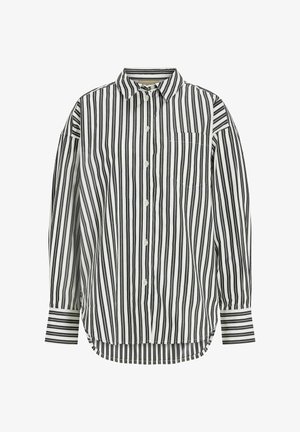 Koszula zapinana na guziki w pionowe czarno-białe paski, z długimi rękawami, klasycznym kołnierzykiem i kieszenią na piersi. Dół koszuli jest zaokrąglony z bocznymi rozcięciami.