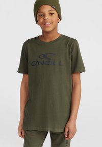 Olive roheline T-särk, mis on valmistatud pehmest kangast ja mille ees on tume sinine "O'Neill" logo. Ümar kaelus ja lühikesed varrukad.
