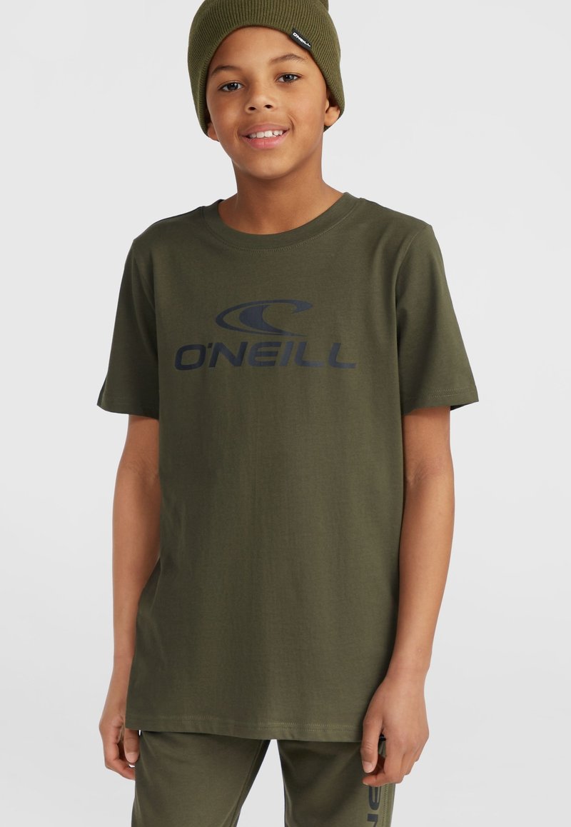 Olive roheline T-särk, mis on valmistatud pehmest kangast ja mille ees on tume sinine "O'Neill" logo. Ümar kaelus ja lühikesed varrukad.