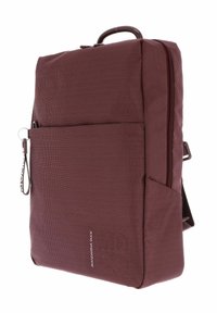 Sac à dos mallette maroon texturé et mince avec poignée supérieure, poche zippée avant et détail de sangle sur le côté.