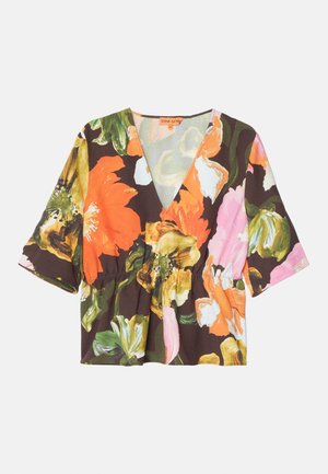 Blumenbluse mit tiefem V-Ausschnitt, kurzen Ärmeln und Peplum-Taille. Aus leichtem Stoff mit dunklem Hintergrund und lebhaften Blumen gefertigt.