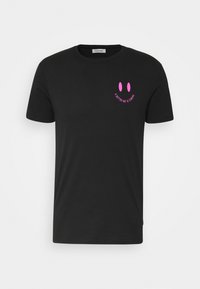 Camiseta de algodón negra con cuello redondo, mangas cortas y un gráfico de cara sonriente rosa con el texto "UN MEJOR YO VIENE EN CAMINO" en el pecho.