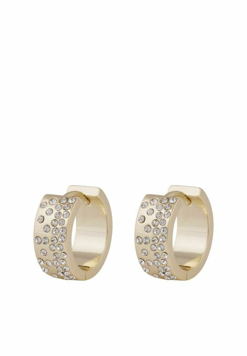Guldtonade hoopsmycken med en slät yta och spridda klara kristaller på ena sidan, vilket skapar en texturerad, glittrande effekt.
