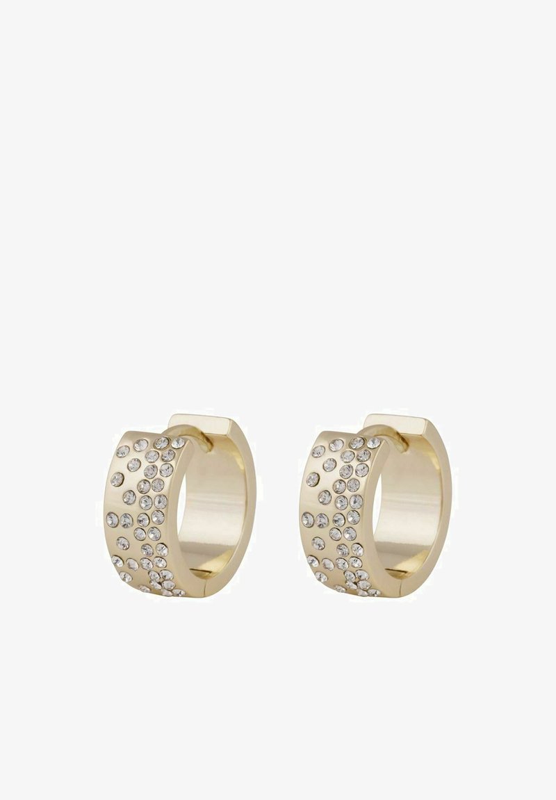 Guldtonade hoopsmycken med en slät yta och spridda klara kristaller på ena sidan, vilket skapar en texturerad, glittrande effekt.