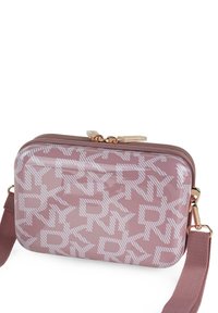Bolso de hombro rosa brillante con un patrón repetido de logotipos blancos, cierre de cremallera y una correa de tela detachable con un acento de hardware en color oro rosa.