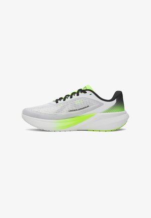 Weißer Laufschuh mit leichtem Mesh-Obermaterial, grünen und schwarzen Akzenten, dicker Sohle und einem auffälligen Logo an der Seite.