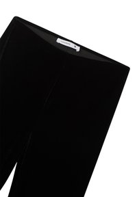 Leggings neri in velluto con una texture liscia e un design aderente, dotati di un'etichetta in vita che indica la taglia e il marchio, Terranova.