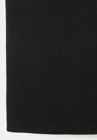 Gros plan sur un tissu en maille côtelée noire avec des lignes texturées verticales.