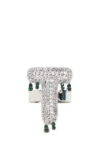 Anillo de plata con un diseño en forma de T, adornado con rhinestones claros y acentuado con gemas verdes que cuelgan de sus bordes.