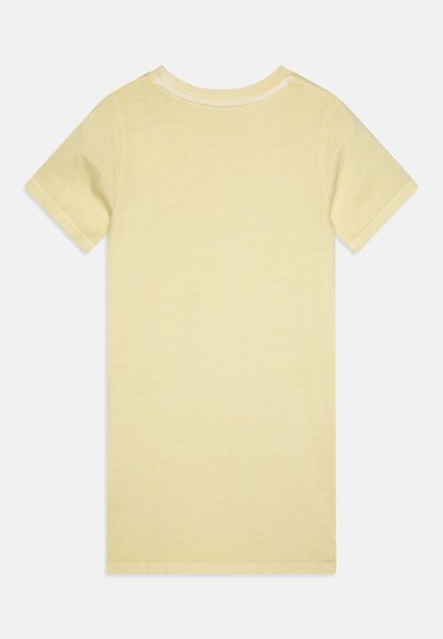 Camiseta amarilla de manga corta, hecha de algodón suave, con un cuello redondo y una textura lisa. Parte trasera sencilla sin patrones ni acentos visibles.