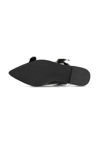 Zapato de tacón alto negro con punta afilada, suela negra texturizada y detalles de hebilla en las correas. Diseño clásico con un acabado elegante.