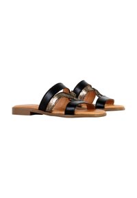Zwarte leren sandalen met twee brede banden, waarvan er één voorzien is van een gestructureerde metallic gouden accent. Platte bruine zool, open teen ontwerp.