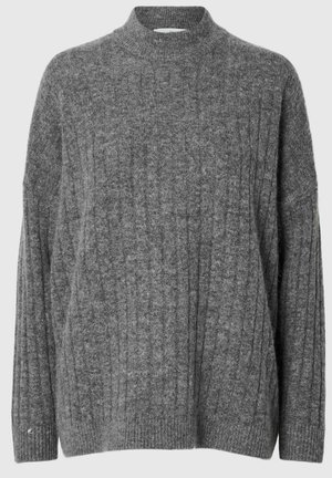 Grauer, gerippter Strickpullover mit hohem Kragen, lockerer Passform und langen Ärmeln. Weiche Textur, ausgeprägte Linien und dezente Details an den Bündchen.