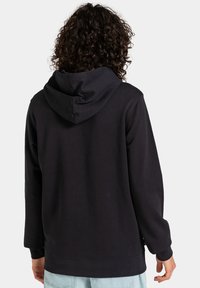 Sort hoodie med en blød tekstur, der har en justerbar hætte og ribkantede ærmer. Designet er enkelt og afslappet med en normal pasform uden yderligere mønstre.