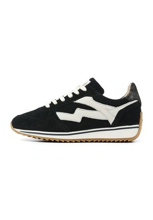 Schwarze Wildledersneaker mit weißen Akzenten und Schnürsenkeln. Verfügt über eine strukturierten Sohle mit ausgeprägtem Zickzackrand. Elegantes Low-Top-Design.
