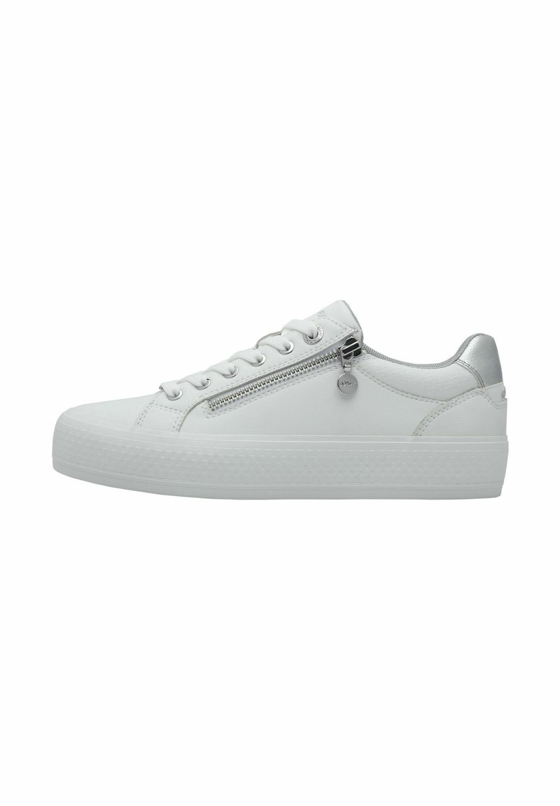 Zapatilla blanca de cordones con suela de goma texturizada, detalles plateados y un cierre lateral con cremallera. Parte superior de cuero suave y punta redondeada.
