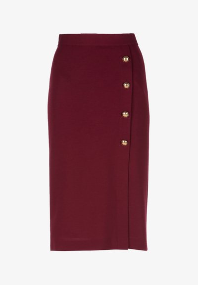 Burgundijas krāsas zīmuļu svārki no elastīgas auduma ar taisnu siluetu, kuriem ir zelta pogu akcents gar sānu šuvēm.