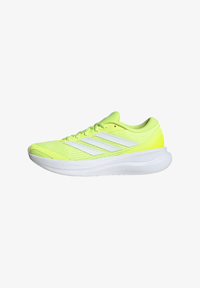 Chaussure de course jaune néon avec semelle blanche et trois bandes blanches, dessus en mesh respirant et fermeture à lacets.
