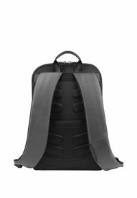 Mochila negra vista desde atrás con correas ergonómicas acolchadas, panel trasero texturizado y un asa superior para llevar, sobre fondo blanco.