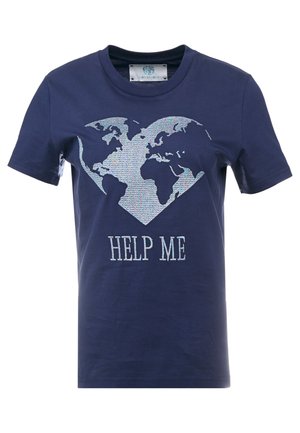 Laivastonsininen T-paita, jossa sydämen muotoinen maailmankarttakuva ja sen alla teksti "HELP ME" paidan etuosassa.