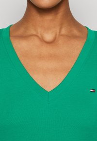 Tommy Hilfiger SLIM CODY - Jednoduché tričko - olympic green