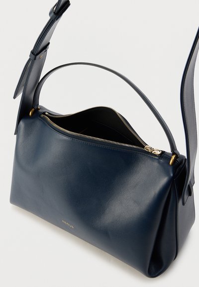 Ναυτικό μπλε δερμάτινο τσάντα ώμου με λείο υφή, κλείσιμο με φερμουάρ, μεταλλικά στοιχεία σε χρυσό χρώμα και έναν ρυθμιζόμενο ιμάντα. Εσωτερικό σε μαύρο χρώμα.