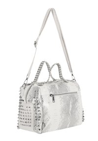 Bolso blanco con estampado de serpiente, tachuelas plateadas, doble asa y una correa de hombro ajustable. Presenta un bolsillo delantero con cremallera y un acabado texturizado.