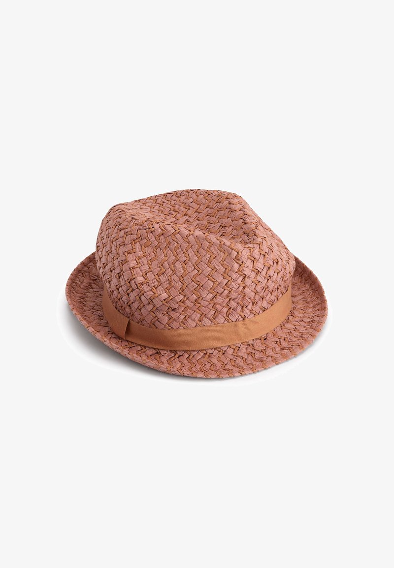 Chapeau fedora rose tissé avec un bandeau en tissu assorti, présenté sur un fond blanc.