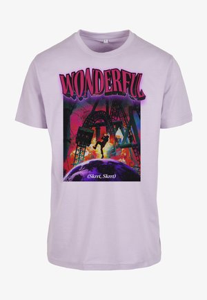 Liliowa bawełniana koszulka z grafiką, na której znajduje się żywy, kolorowy wzór oraz słowo "WSPANIAŁY" u góry.