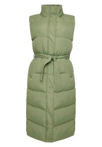 Zelená vycpaná vesta s vysokým límcem, páskem v pase a prošívanou strukturou. Obsahuje patentky a boční kapsy pro praktičnost.