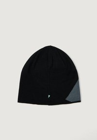Gorro de punto negro con forma cónica, que presenta un acento triangular gris en un lado y un pequeño detalle de logo azul en la parte inferior.
