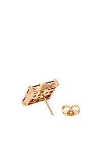 Öronbaksida i guldfärgat metall med en kvadratisk design som har röda och svarta accenter. Inkluderar en matchande två-ögonskopplare.