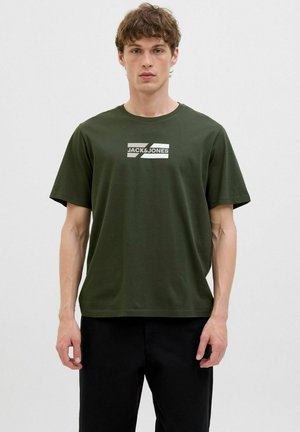Grøn bomulds T-shirt med korte ærmer, præget af et hvidt grafisk design med mærkenavnet "JACK & JONES" på forsiden.