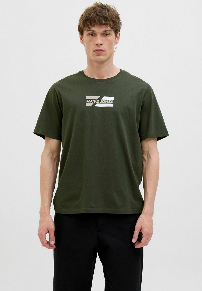 Grøn bomulds T-shirt med korte ærmer, præget af et hvidt grafisk design med mærkenavnet "JACK & JONES" på forsiden.